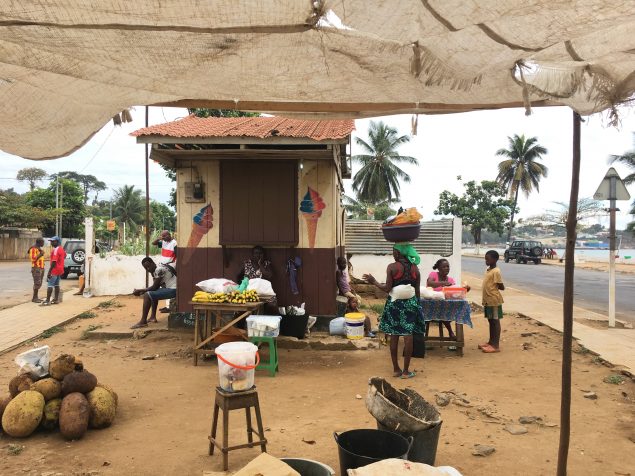 Fruit and vegetable vendors in São Tomé